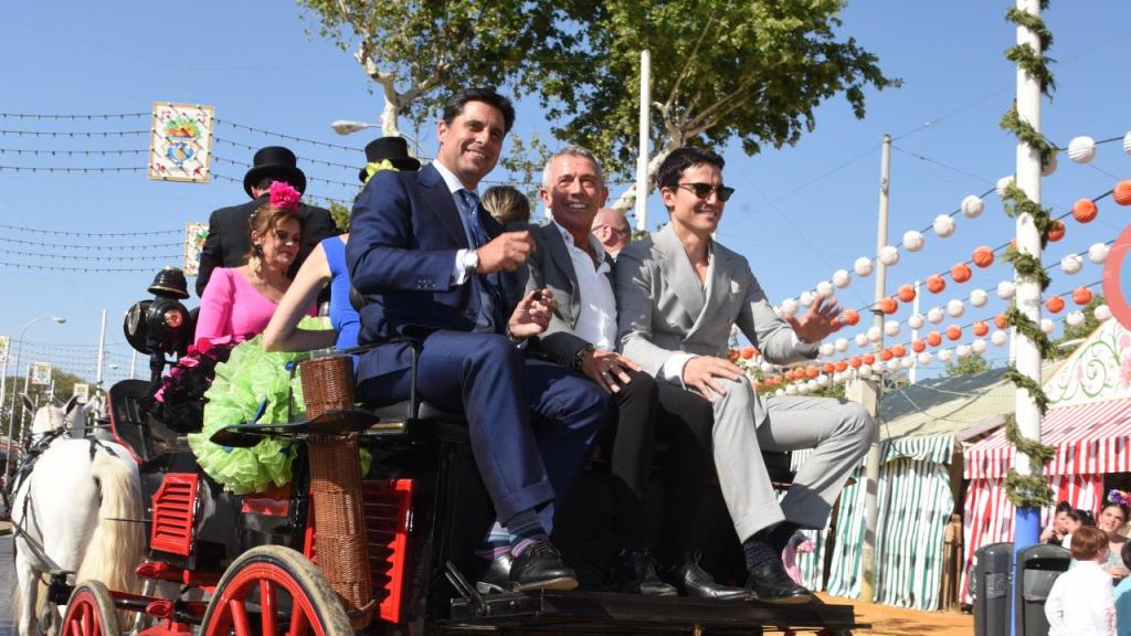El Turronero en la Feria de Sevilla llegando en un coche de caballos.