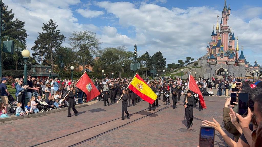 La banda de formación de la Escuela Municipal de Música “Jesús López Cobos” desfilando en Disneyland París.