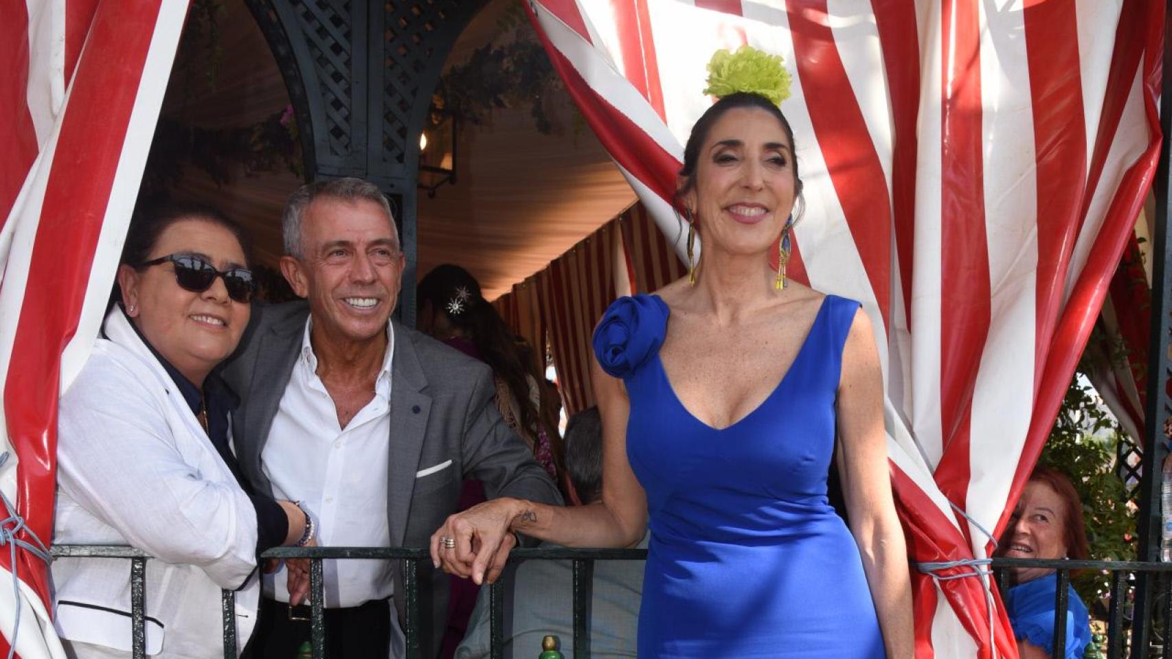 'El Turronero' en su caseta en la Feria de Sevilla junto a Paz Padilla y María del Monte.