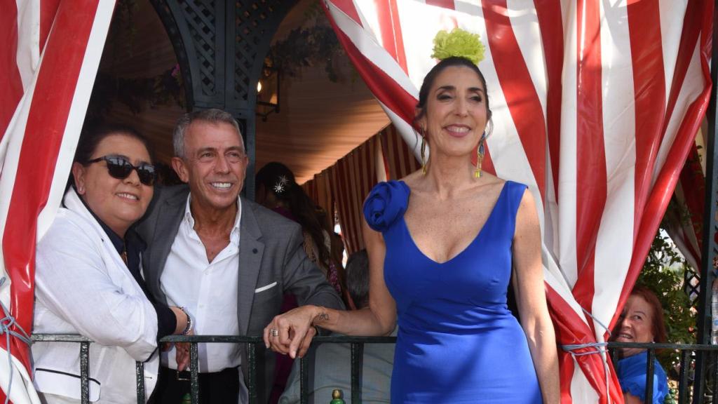 'El Turronero' en su caseta en la Feria de Sevilla junto a Paz Padilla y María del Monte.