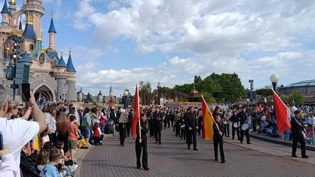 La banda de formación de la Escuela Municipal de Música “Jesús López Cobos”  desfilando en Disneyland París