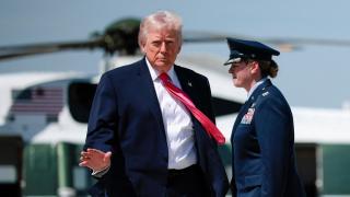 Donald Trump aborda el Air Force One este jueves.