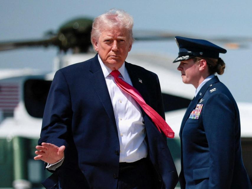Donald Trump a punto de embarcar en el Air Force One este jueves.