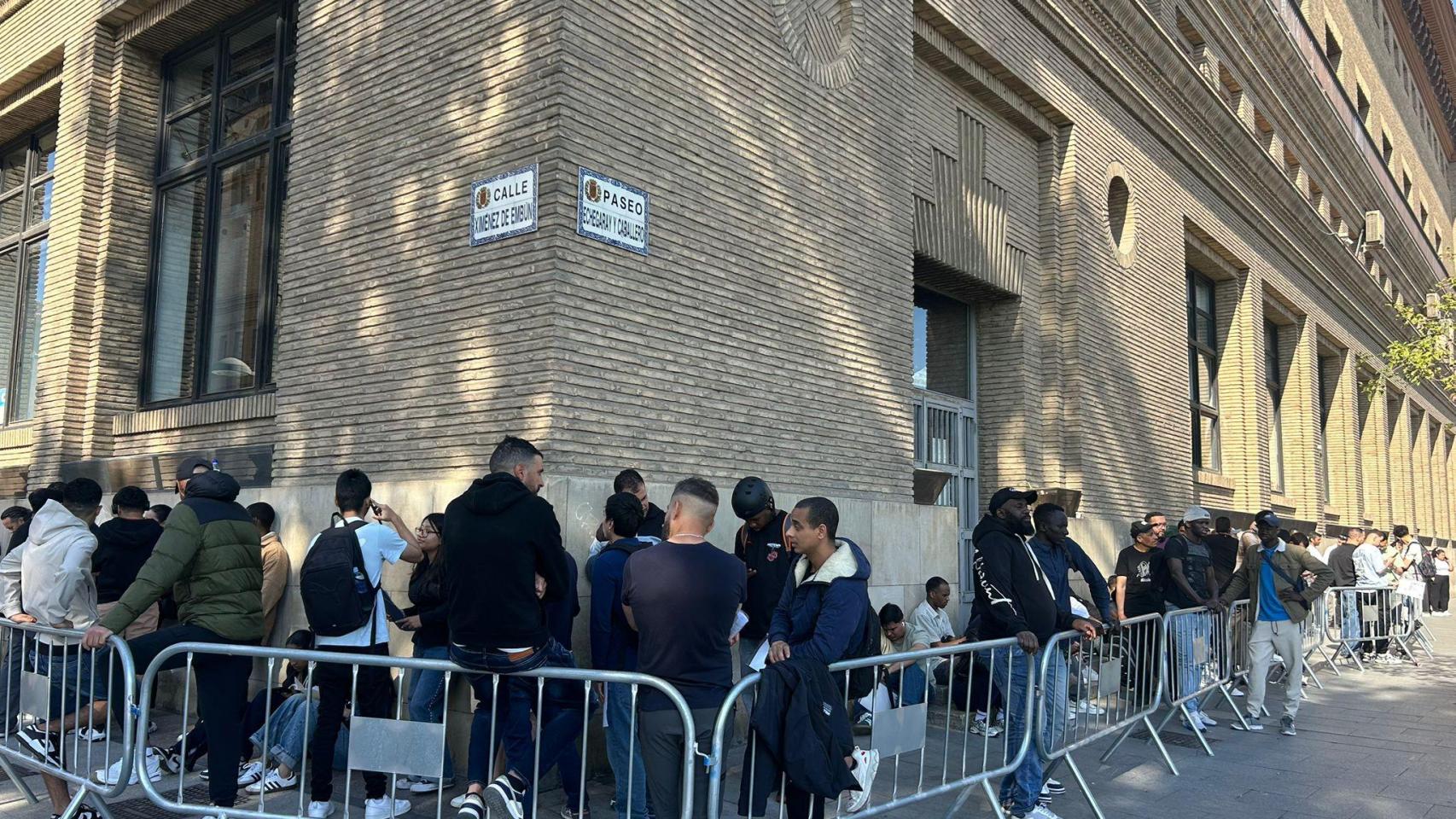 La fila para conseguir papeles por la regularización masiva da la vuelta al Ayuntamiento.