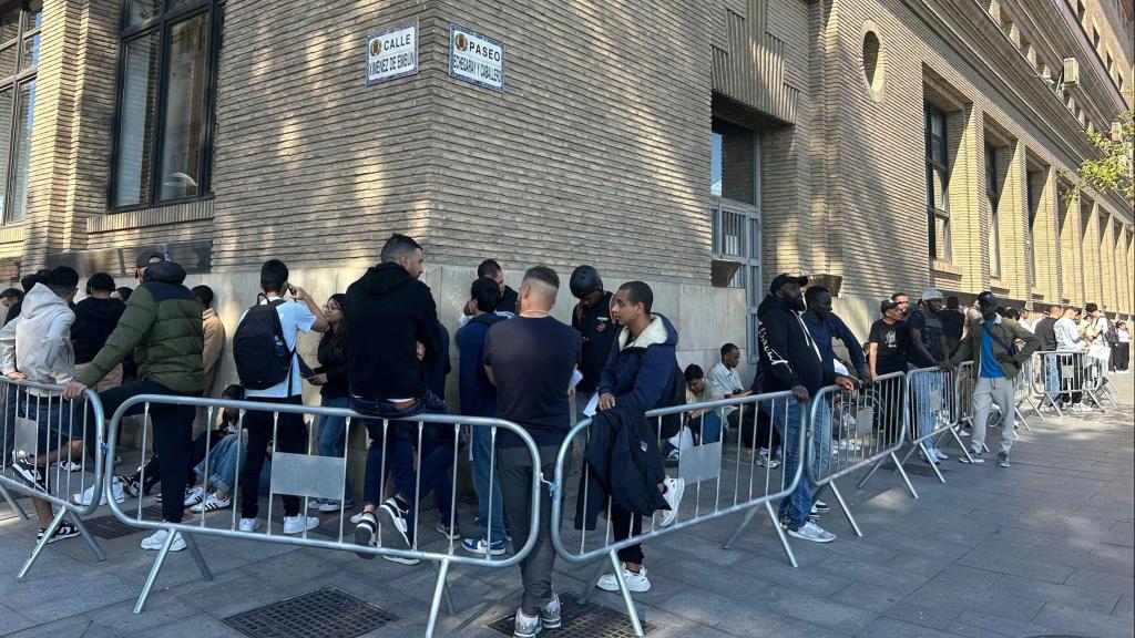 La fila para conseguir papeles por la regularización masiva da la vuelta al Ayuntamiento de Zaragoza.