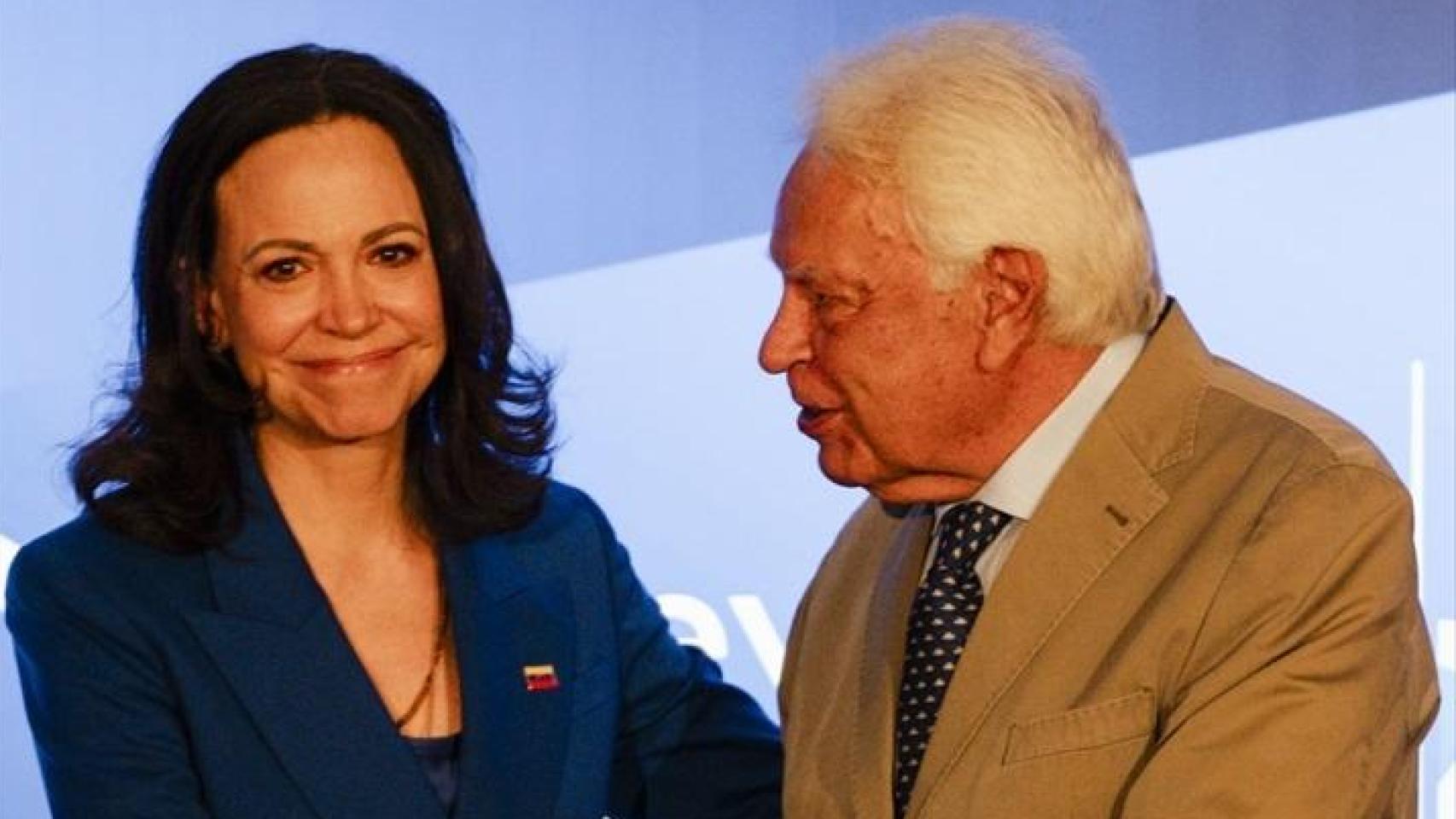 Felipe González presenta a María Corina Machado, en el desayuno informativo de Nueva Economía Forum este lunes en Madrid.