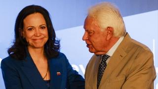 Felipe González presenta a María Corina Machado, en el desayuno informativo de Nueva Economía Forum este lunes en Madrid.