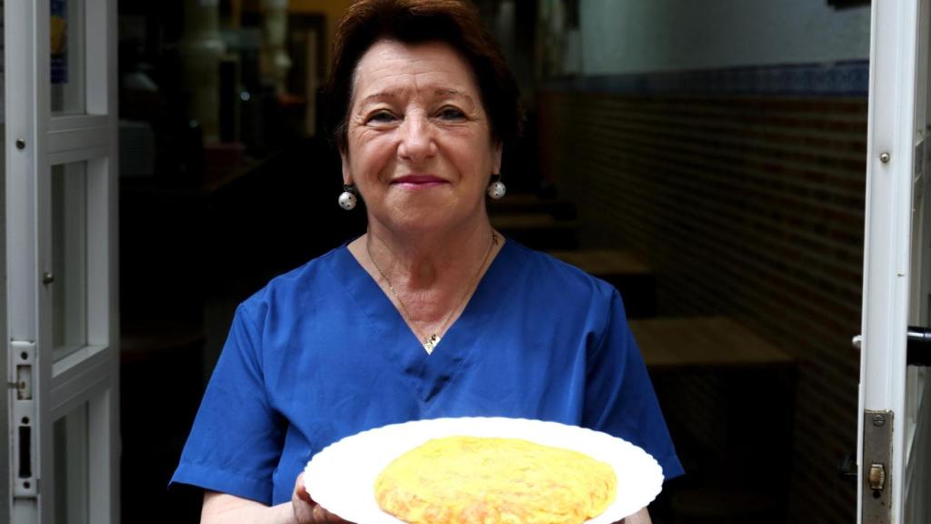 Esther, del Bar Galicia, con una de sus tortillas de Betanzos.