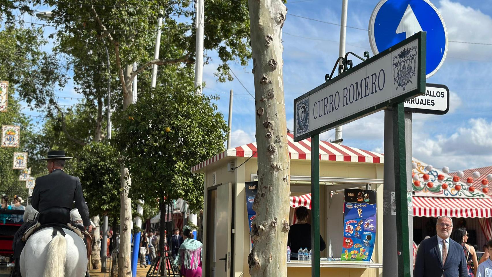 La calle ‘Curro Romero’, situada en el recinto ferial de Los Remedios de Sevilla.