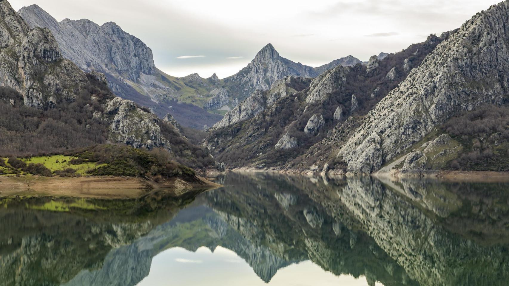 Las montañas de los 'fiordos leoneses' en el embalse de Riaño.