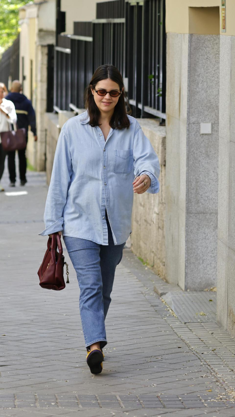 Isabelle ha lucido un look cómodo y monocromático para su salida.