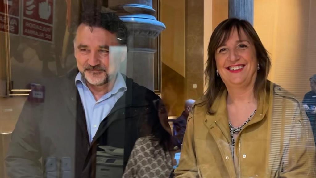 Lola Ranera junto al concejal Paco Galán en la sede del Justicia de Aragón.