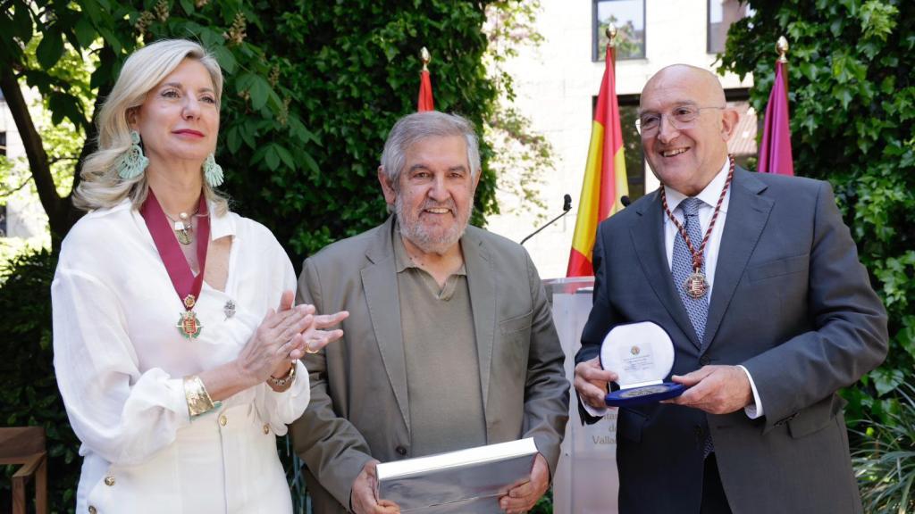 La teniente de alcalde y concejala de Educación y Cultura del Ayuntamiento de Valladolid, Irene Carvajal, el librero Maxi San José y el alcalde de la ciudad, Jesús Julio Carnero, durante el acto institucional por el Día del Libro, este lunes en la Casa de Zorrilla