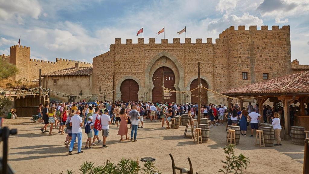 Visitantes acceden al recinto histórico de Puy du Fou España durante la jornada del 19 de abril, en Toledo.