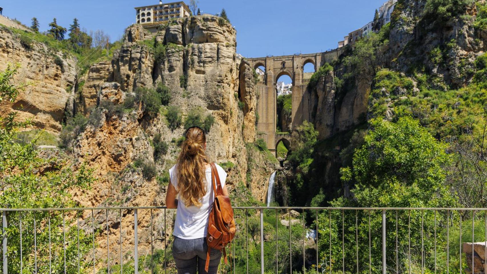 Una turista mirando el famoso puente de la ciudad de Ronda.