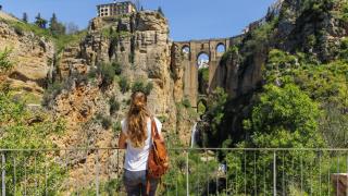 Una turista mirando el famoso puente de la ciudad de Ronda.
