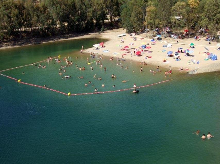 Playa en el embalse de La Serena en Badajoz.