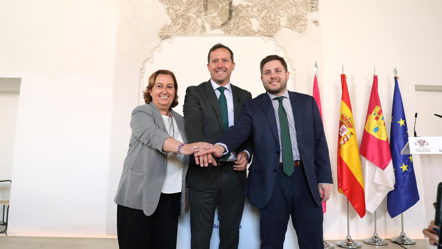 La presidenta de la Diputación, Conchi Cedillo, el alcalde de Toledo, Carlos Velázquez, y el consejero de Fomento de Castilla-La Mancha, Nacho Hernando, han sellado la alianza interadministrativa en el Salón Rico del Corral de Don Diego, símbolo de cooperación administrativa.