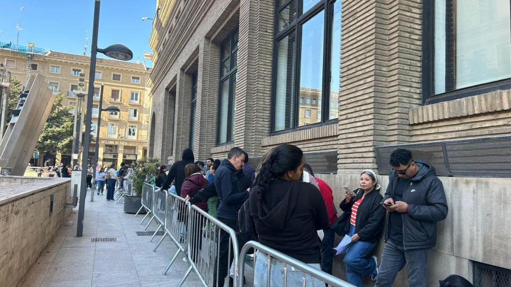 La fila esta mañana en el Ayuntamiento de Zaragoza.