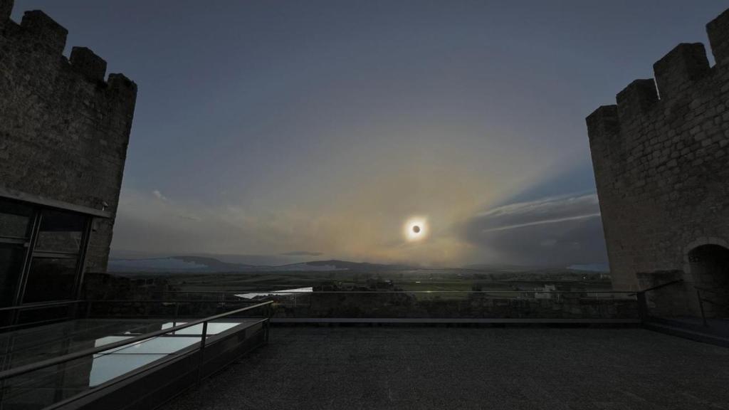 Recreación del eclipse en la terraza del Alcazar de Medina de Pomar