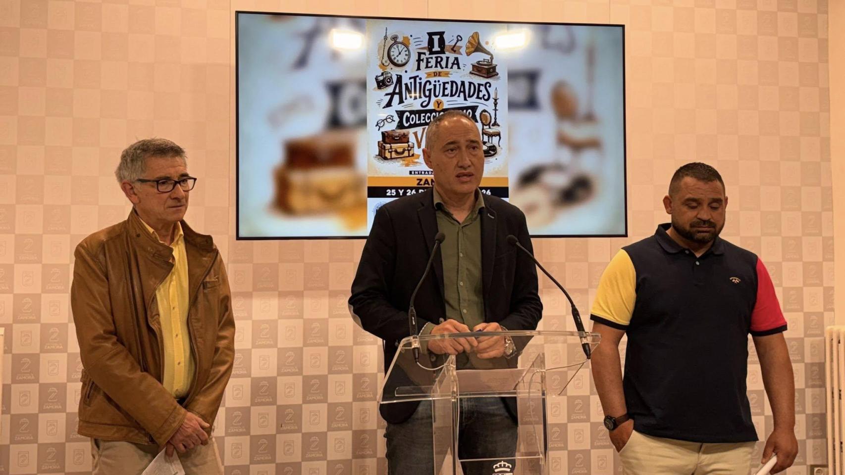 El vicepresidente cuarto de la Diputación de Zamora, Emilio Fernández, ha presentado en rueda de prensa la 1ªFeria de antigüedades y coleccionismo vintage , acompañado por representantes de la Asociación de Coleccionismo 'El Desván'.
