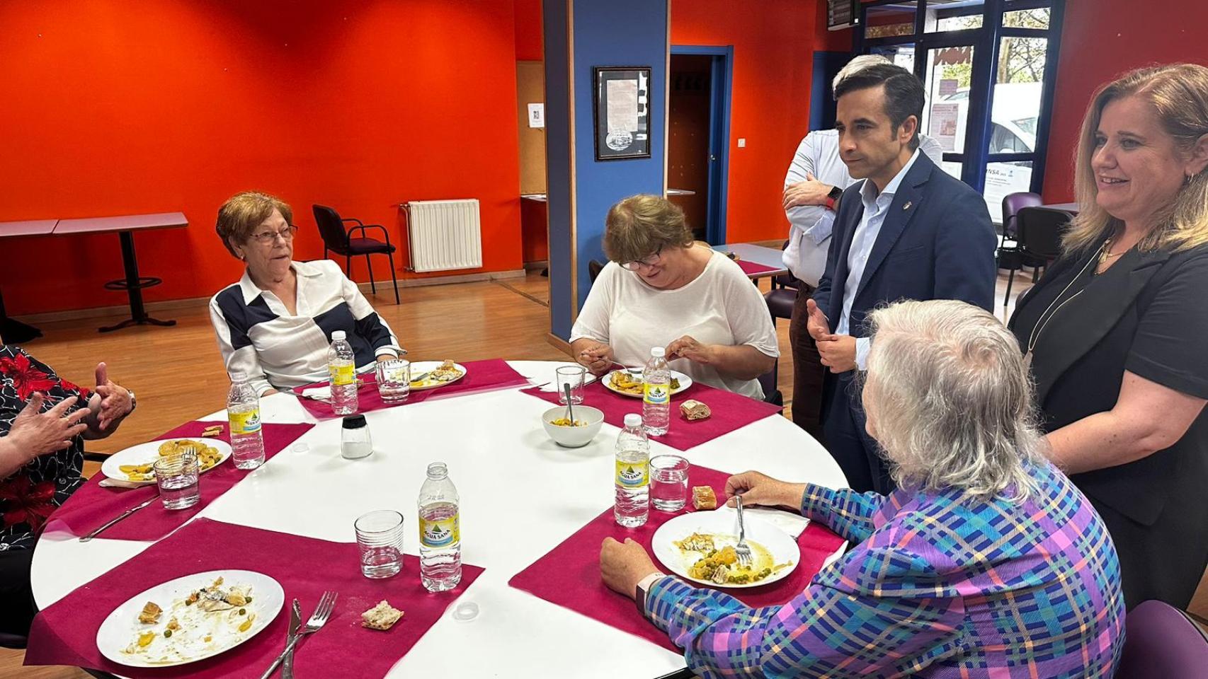 Imagen de una visita del alcalde a un centro de personas mayores.