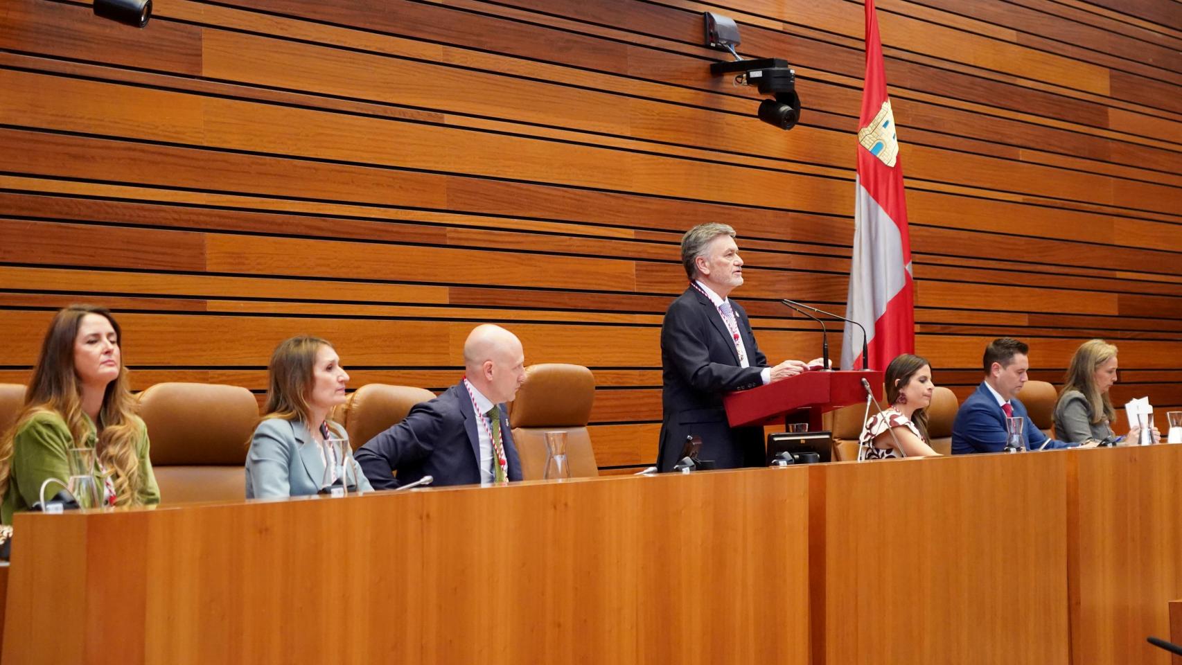 El presidente de las Cortes, Francisco Vázquez, y el resto de miembros de la Mesa de la Cámara, tras su elección el pasado 14 de abril en la sesión constitutiva de la XII Legislatura