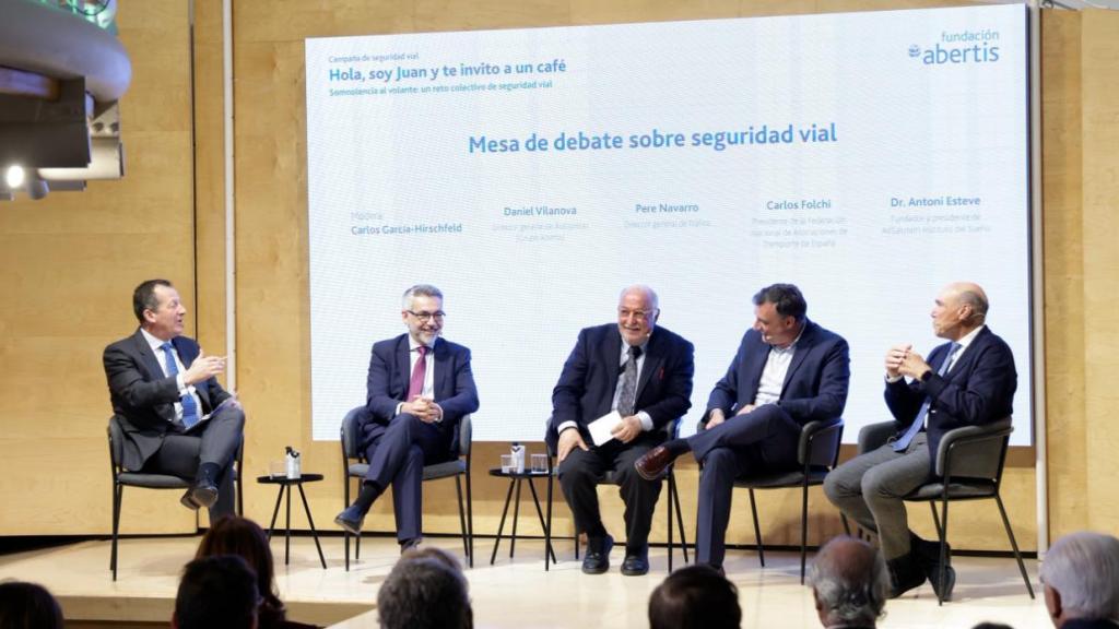 Mesa de debate sobre seguridad vial durante la presentación de la campaña.