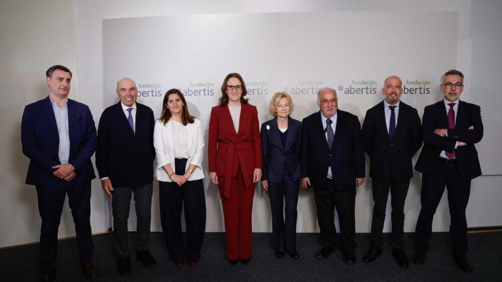 Foto de familia de las autoridades presentes durante la presentación de la campaña de la Fundación Abertis.
