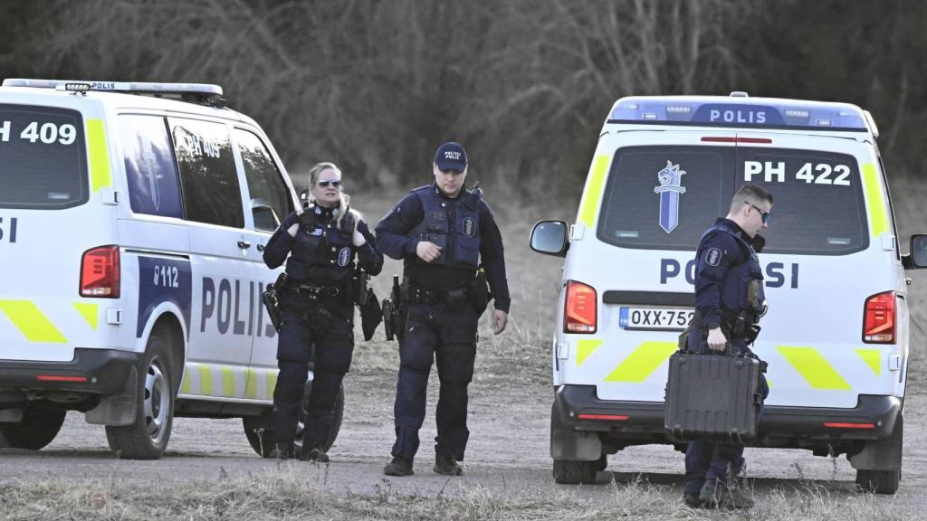 La policía finlandesa investiga el área en el que ha caído un dron.