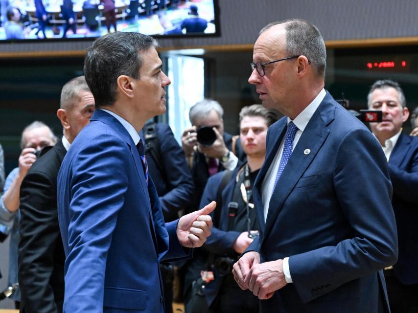 Pedro Sánchez conversa con el canciller Friedrich Merz durante un Consejo Europeo en Bruselas.