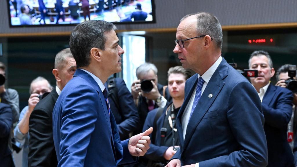 Pedro Sánchez conversa con el canciller Friedrich Merz durante un Consejo Europeo en Bruselas