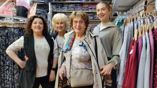 Las empleadas María José y Ana, Gloria Rodríguez y su nieta Paola, en la tienda original de Golory.
