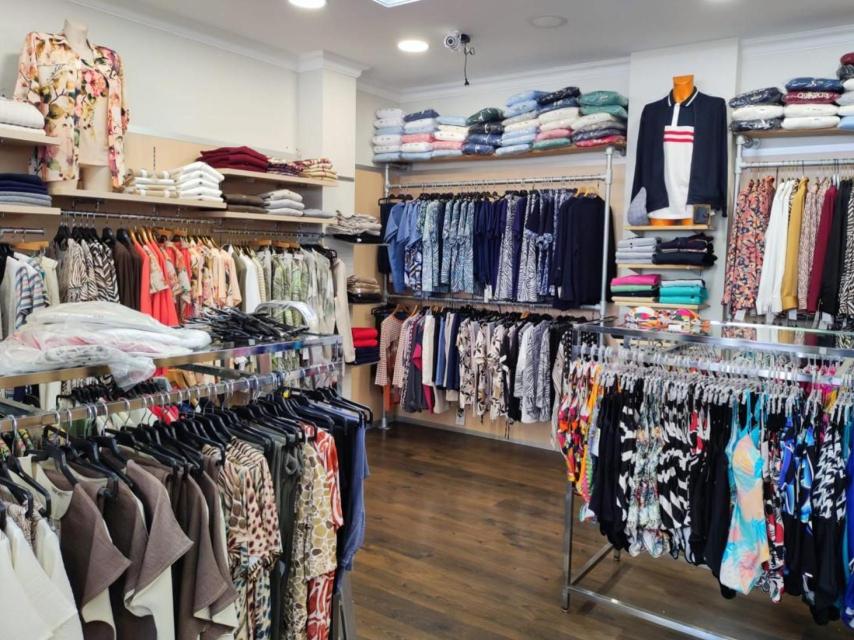 Ropa de señora en el otro bajo de Golory en la plaza de As Conchiñas.