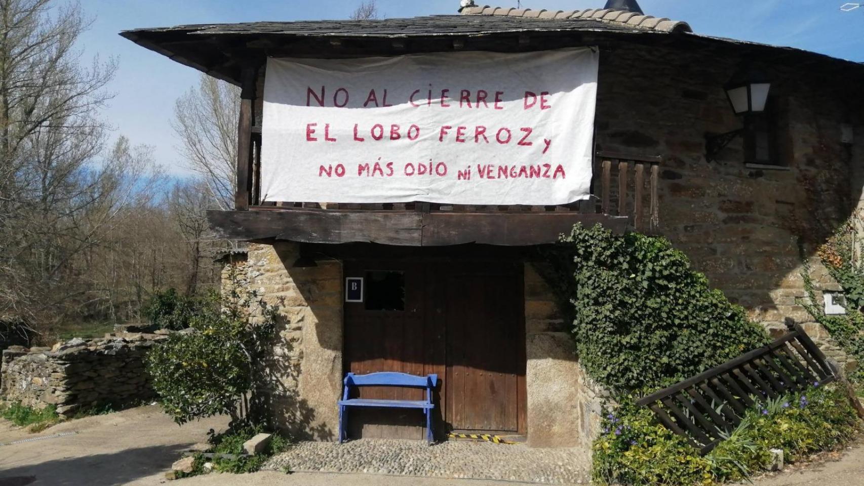 Cartel del bar EL Lobo Feroz en Manzanal de Arriba
