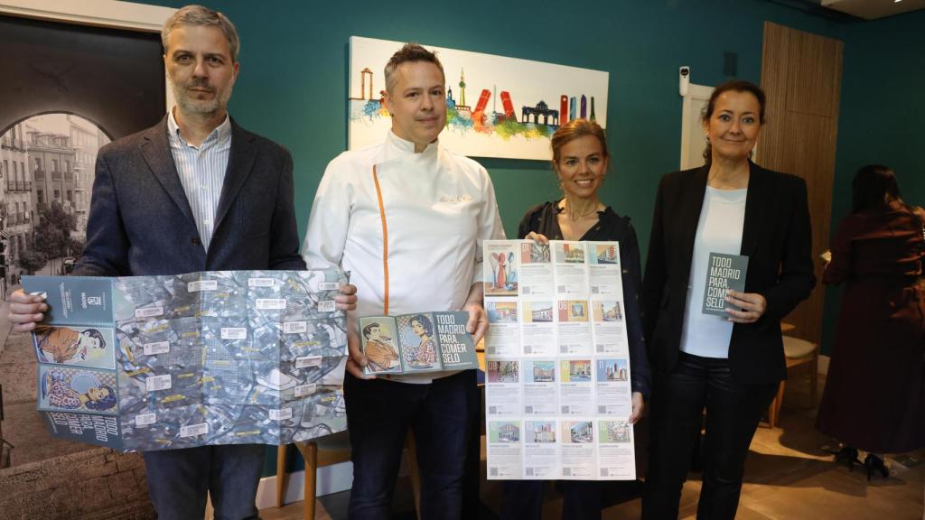La concejala delegada de Turismo, Almudena Maíllo, acompañada de la concejala de Arganzuela, Lola Navarro, el presidente de la Academia, Rogelio Enríquez, y Alex de la Fuente, del restaurnate In-pulso.