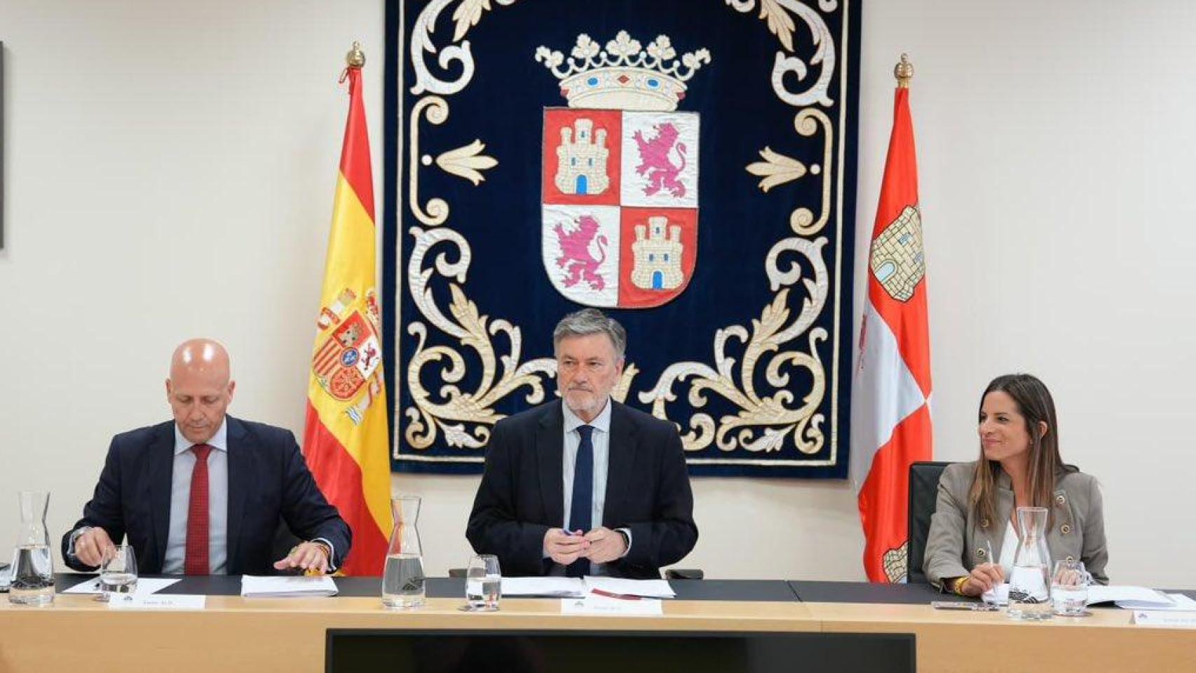 El vicepresidente primero de la Mesa de la Cortes, Carlos Menéndez, el presidente de la Cámara, Francisco Vázquez, y la vicepresidenta segunda, Nuria Rubio, durante la reunión de este lunes