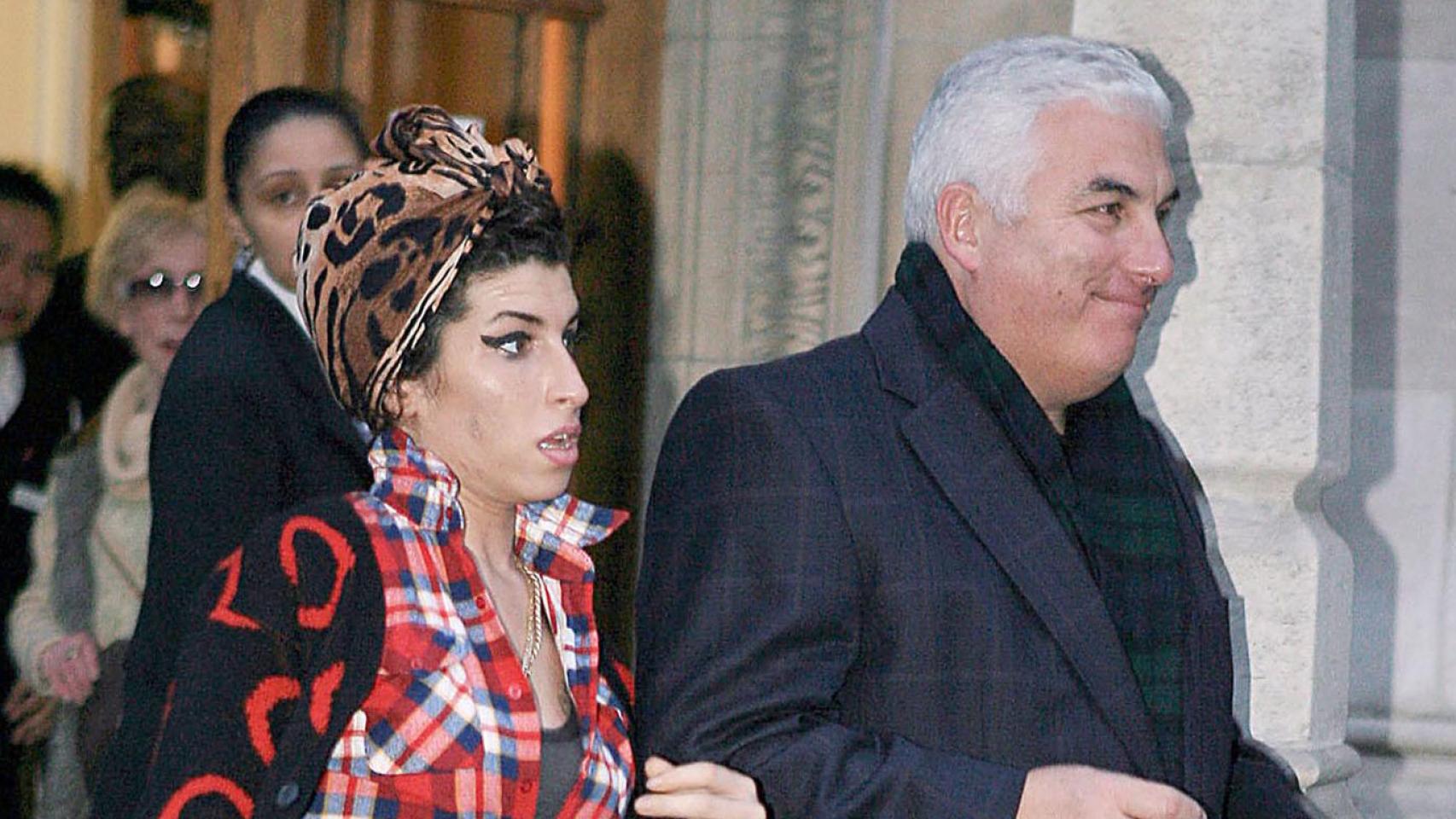 Mitch, padre de Amy Winehouse, junto a la artista, en una fotografía tomada en Londres, en 2008.