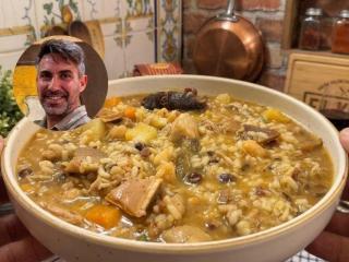 Héctor Medina, chef, con un arròs en fessols i naps. EE
