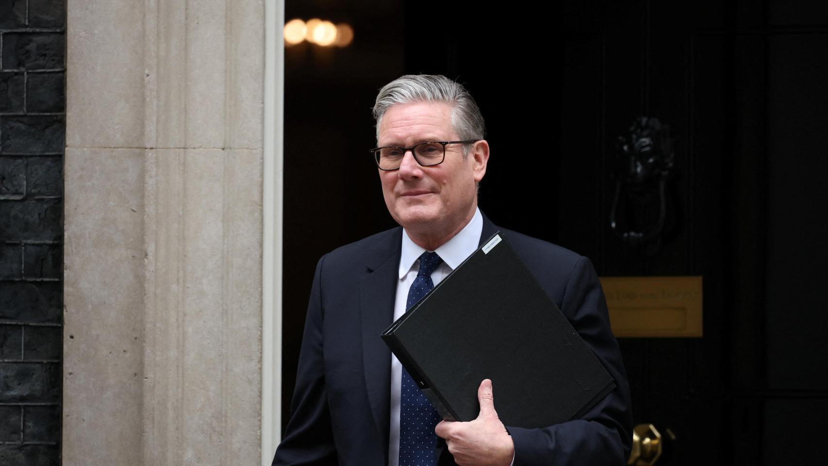 El primer ministro británico Keir Starmer a su salida de Downing Street.