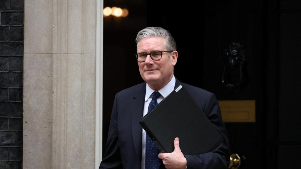 El primer ministro británico Keir Starmer a su salida de Downing Street.