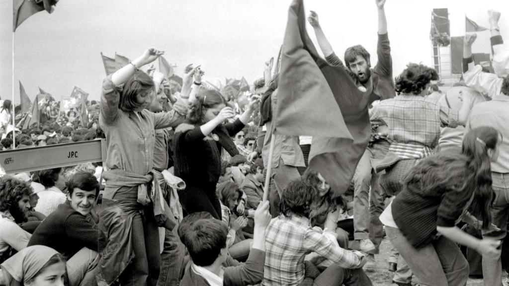 Un grupo de jóvenes en Villalar, el 23 de abril de 1978