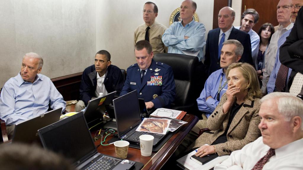 El presidente Obama y el vicepresidente Biden, atienden a las operaciones de captura de Osama Bin Laden.