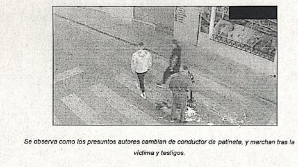 Los tres investigados por la paliza mortal: David, Juan José y Raúl, durante la noche de autos.