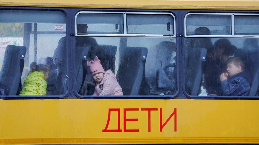 Imagen de archivo de niños evacuados de Jersón en un autobús con destino a Crimea.
