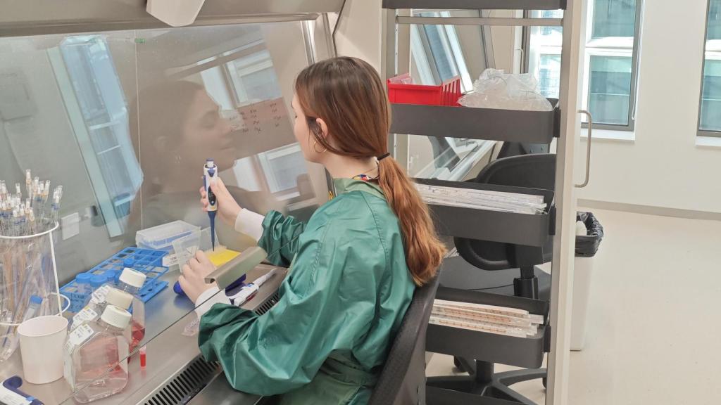 Lidia Atencia Taboada trabajando en uno laboratorio en Ámsterdam (Países Bajos)