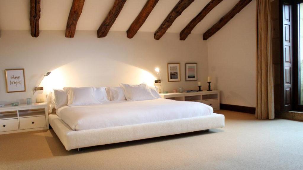 Una de las habitaciones de la finca Basalore, en Hondarribia.