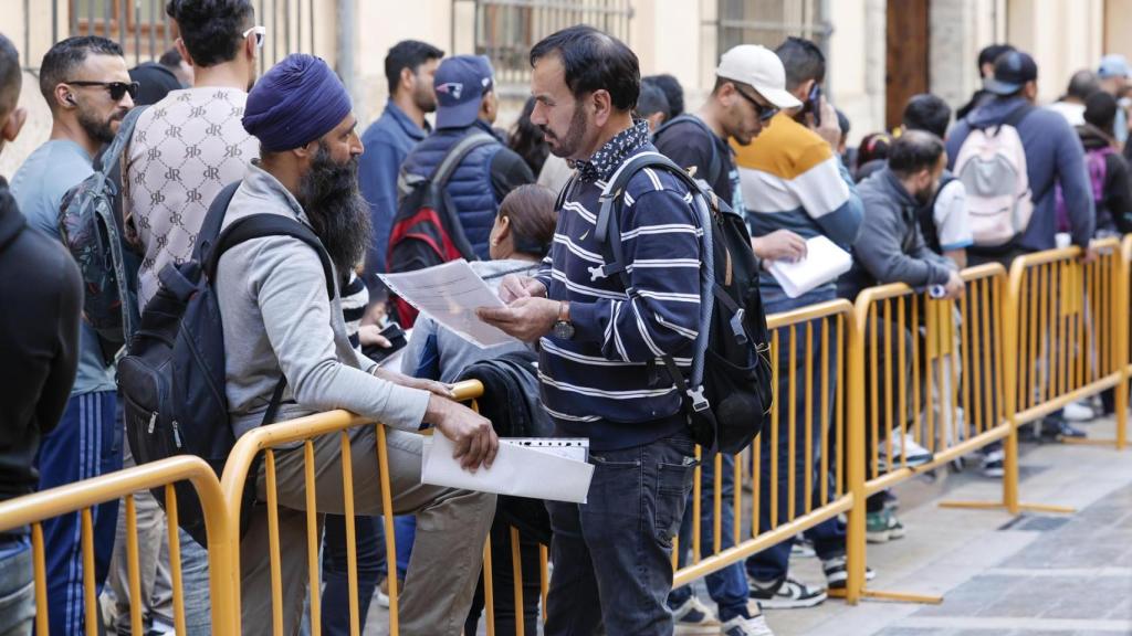 La cola este lunes en el ayuntamiento de Valencia