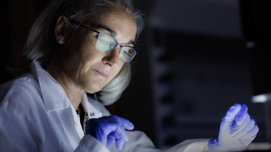 La biofísica, fotografiada en el laboratorio.
