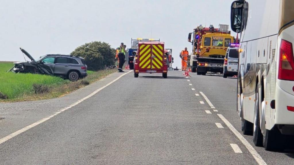 Varios heridos graves y una persona atrapada tras un choque frontal en la carretera de Vitigudino